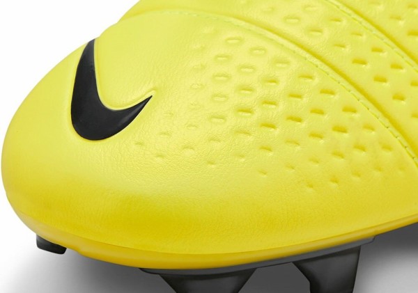 ナイキ復刻版スパイク「CTR360マエストリ3 FG SE」が限定発売