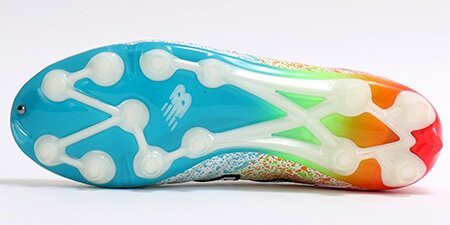 ニューバランス『442 PRO HG』にKAMO限定の虹色カラーが登場