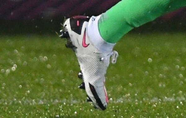 チェルシーU-23の試合で現役復帰したGKペトル・チェフが履いていた