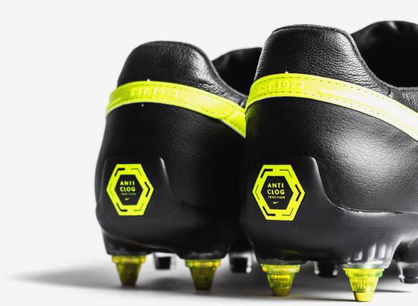 ナイキ プレミア2にアンチクロッグトラクションSG-PROソールが