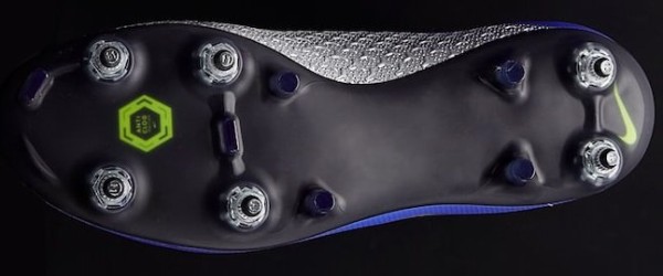 NIKE テイクダウンモデルのスパイクにアンチクロッグSG-PRO