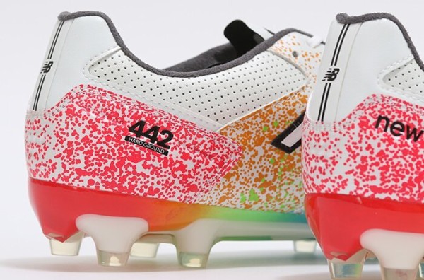 ニューバランス『442 PRO HG』にKAMO限定の虹色カラーが登場