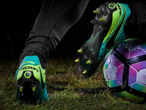 泥を弾く】 NIKE アンティクロッグトラクション搭載 スパイク
