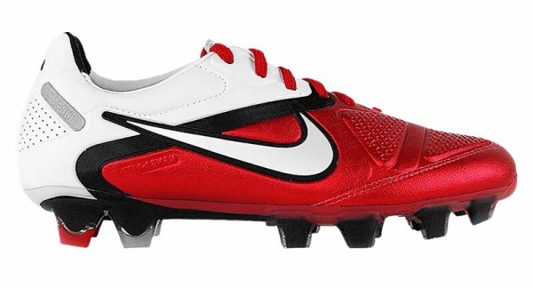 ナイキ復刻版スパイク「CTR360マエストリ3 FG SE」が限定発売