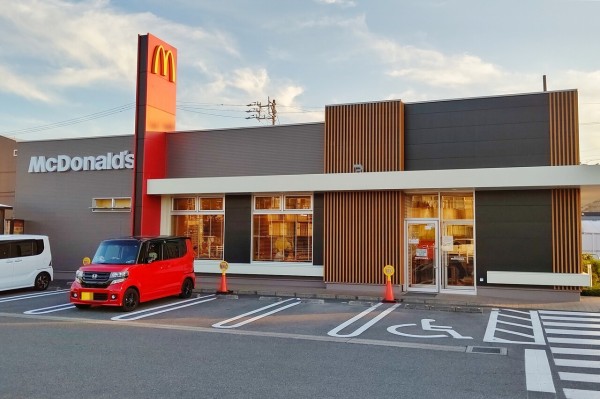 マクドナルド 小牧岩崎店」がリニューアルしてる。ドライブ