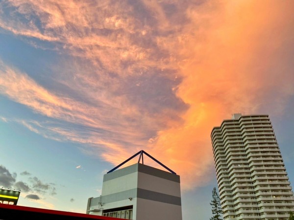 本日夕方の空が凄かった。燃え上がるような夕焼け : 小牧つーしん