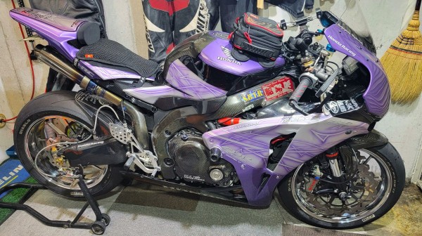 CBR1000RR SC57 フロントキャリパー交換 Brembo Mｰ4 : 磯子岸壁