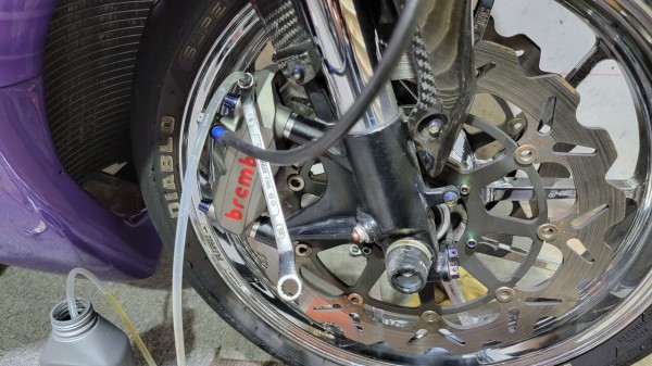 CBR1000RR SC57 フロントキャリパー交換 Brembo Mｰ4 : 磯子岸壁