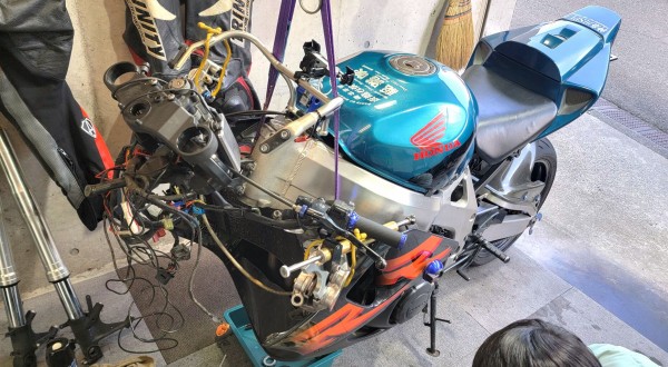 SC33 CBR900RR SC57フロント倒立フォーク移植+17インチ化 : 磯子岸壁 