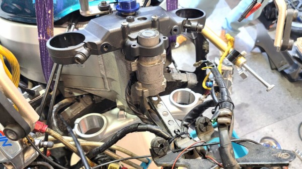 SC33 CBR900RR SC57フロント倒立フォーク移植+17インチ化 : 磯子岸壁