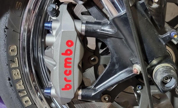 CBR1000RR SC57 フロントキャリパー交換 Brembo Mｰ4 : 磯子岸壁