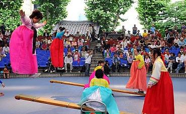空高くジャンプする遊び ノルティギ 韓国なんでもブログ