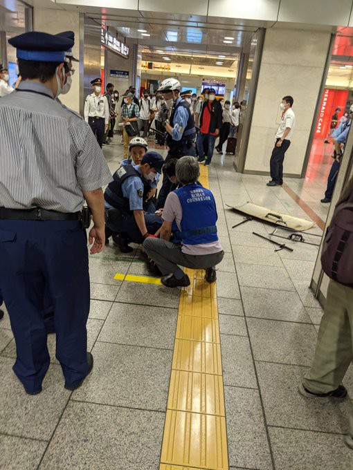 動画 名古屋駅44歳刃物男の逮捕劇 婦警が優秀で台車のお兄さんが暢気すぎる Twitter民が撮影 これキチ速報