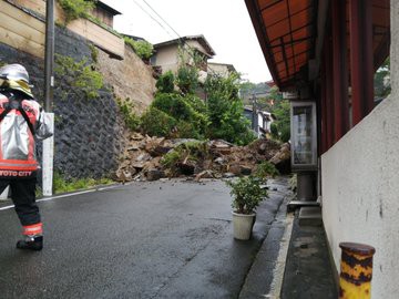 豪雨 清水寺付近の茶碗坂が土砂崩れ事故現場の画像や動画がヤバい ガス漏れで通行規制 これキチ速報