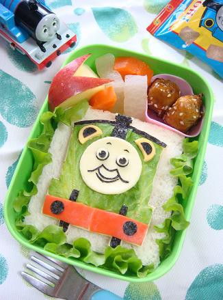 パーシー きかんしゃトーマスのサンドイッチ弁当 キャラ弁 のほほん育児日記 こうたんとわたしの日々の日記です