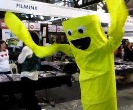 演技力が最高 空気で動く人形 スカイダンサーのマニアックなコスプレ オレ的はちま講座