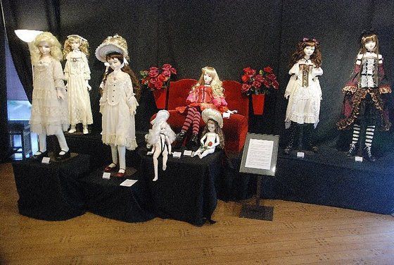 十和田湖畔休屋に人形館オープン 奈里多さんの代表作展示」。 : 高村 
