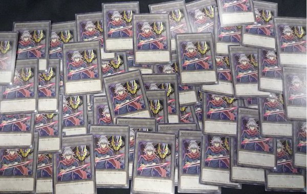 遊戯王 公式 この中に１枚だけ違うカードが混ざってる わかる 遊戯とヴァンガード