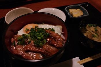横浜綱島にある和食ダイニングでいただく豚丼と唐揚げ定食ランチ 横浜ブログ
