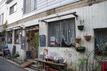 横浜大倉山にある花屋に併設されているカフェ 花屋 カフェ La Petite Fleur ラ プティ フルール でのんびりカフェタイム 横浜ブログ