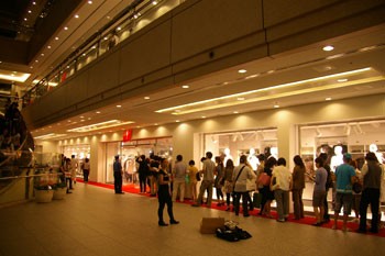 9月5日に横浜みなとみらいにオープンした人気カジュアル衣料のお店 H M の様子をうかがってきました 横浜ブログ