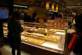 横浜駅東口の地下街にあるふんわり生地と濃厚クリームがおいしいオリジナルデザート 横浜ブログ
