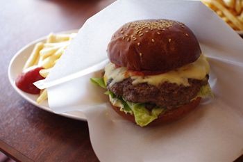 横浜洋光台にあるハンバーガーがおいしいカフェ パスタイム Pass Time でいただくおいしいチーズバーガー 横浜ブログ
