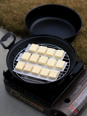 ベルモント鉄製燻製鍋でチーズの燻製 : 燻製記 -燻製の作り方と燻製