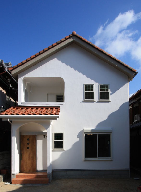 白い格子窓とバルコニーがかわいいお家 Kurasiの家づくり 工事日記