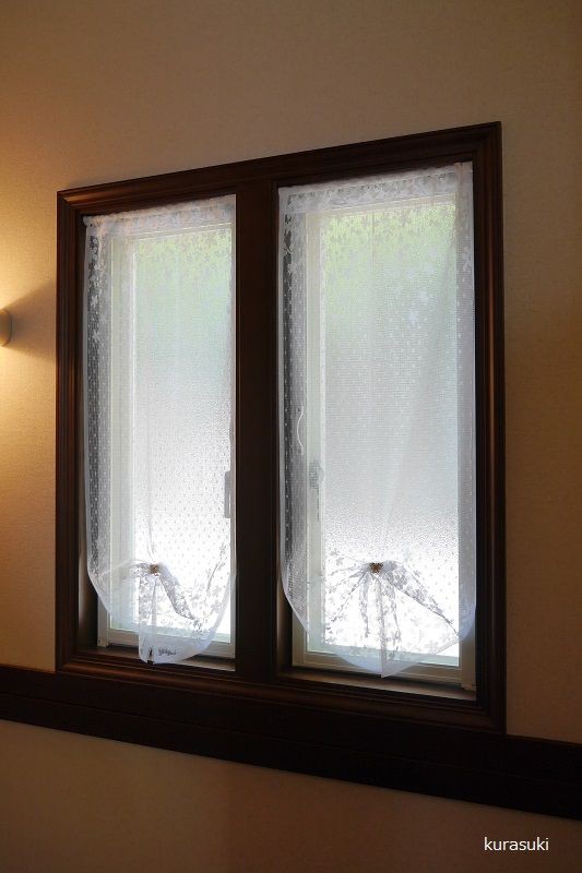 小窓に簡単にフィットさせるカーテンの取り付け方 くらすき すっきり心地よく暮らす小さな工夫