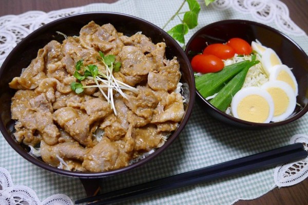 手軽につくるどんぶり弁当 豚肉の甘味噌だれ丼 夕飯のメニューにもピッタリ くらすき すっきり心地よく暮らす小さな工夫