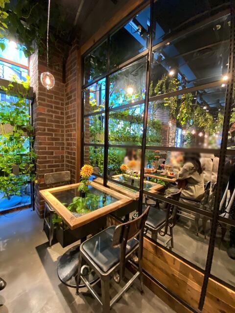 都会のお花屋さんカフェでバラのスイーツ【青山フラワーマーケット