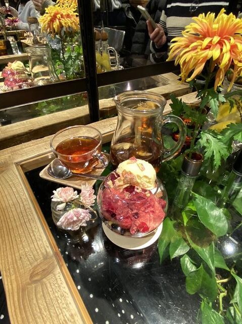 都会のお花屋さんカフェでバラのスイーツ【青山フラワーマーケット
