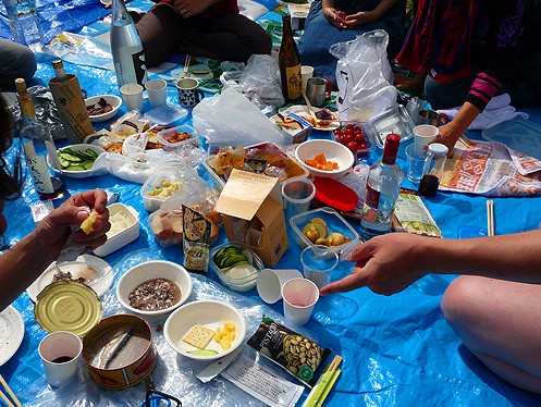 世界一臭い缶詰 シュールストレミング を食べる会 10 10 1 あしたも飲むねん 大阪