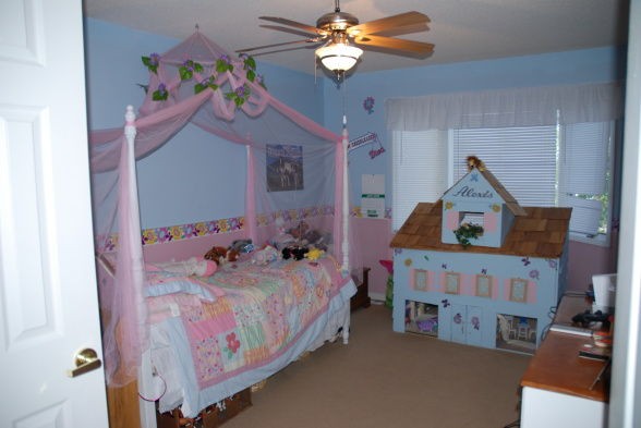 水色とピンクの壁と大きなおうちがある部屋 可愛い部屋紹介ブログ