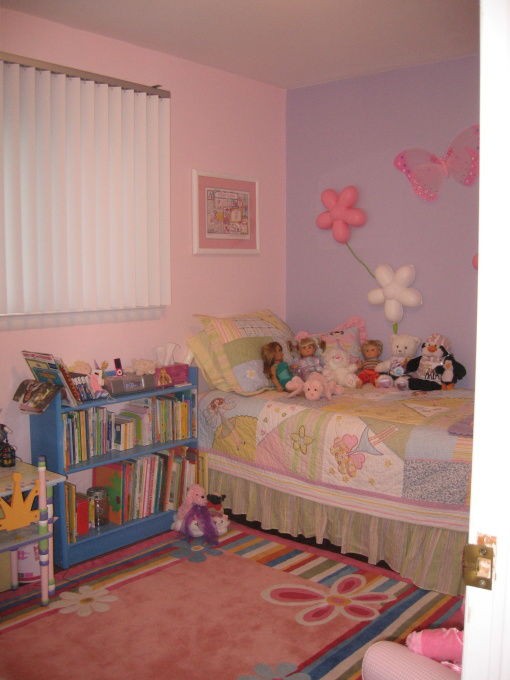 Ikeaのウォールライトが壁に飾られたピンクと紫のメルヘンな部屋 可愛い部屋紹介ブログ