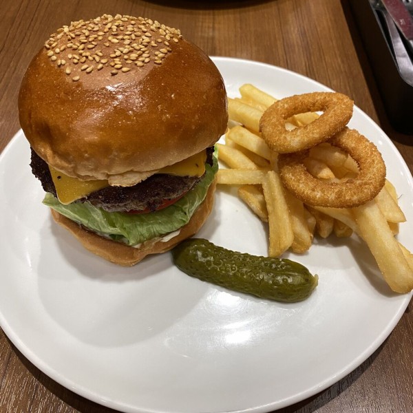 チリビーンズバーガー2ケース チリビーンズバーガー。横に置いたダイバーズウォッチで大きさ