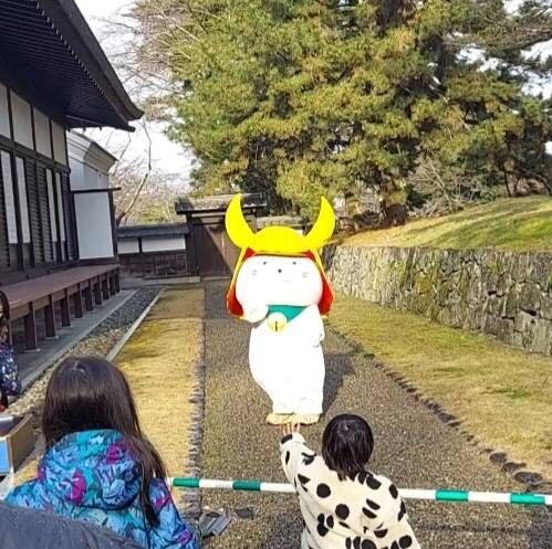 雨の日の「ひこにゃん」 : ZIL520と黒猫の日本旅