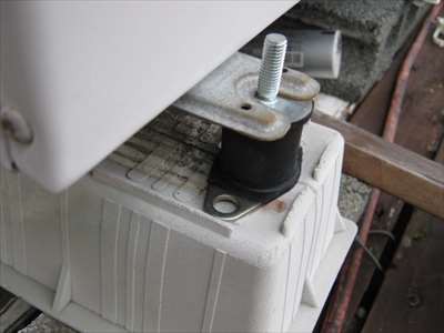 エアコン室外機に防振ゴムを入れて節電 七転び八起き太陽光発電所 9 01kw 独立系1061w A