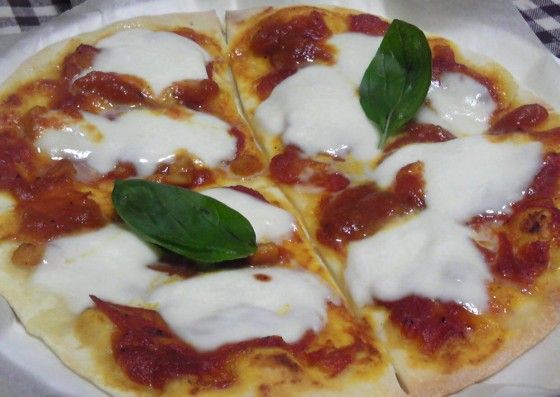 マルゲリータ モッツァレラとカマンベールのピザ Pinky Honey