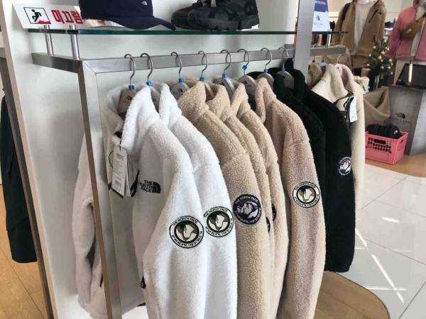 【ノースフェイス】韓国限定＊バーシティ＊ホワイト＊Lサイズ ノースフェイス】韓国限定＊バーシティ＊ホワイト＊Lサイズ ノース