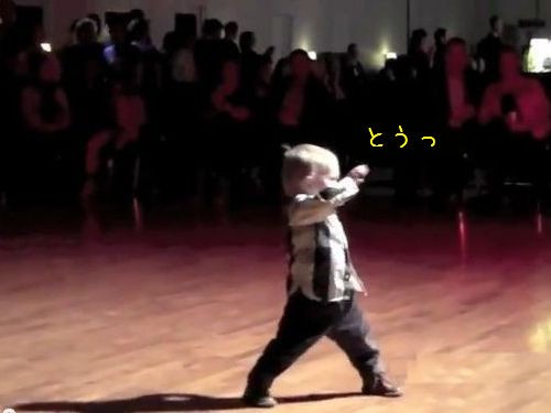 2歳のかわいい踊りに大人の女性たちもゾッコン 動画 らばq 2歳のかわいい踊りに大人の女性たちもゾッコン 動画 らばq