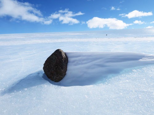 南極で隕石を見つけた01