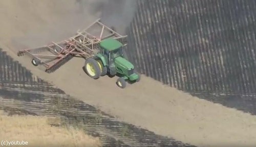 農場が大炎上…トラクターを全力疾走させて収穫物を守る : らばQ