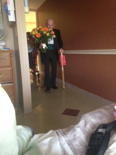 タキシードを着て花束を持ったおじいちゃんの姿が感動を呼ぶ 入院している妻と結婚57周年を祝うため らばq