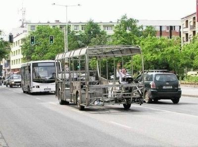 とんでもない事になっているバスや電車の奇抜な広告 らばq