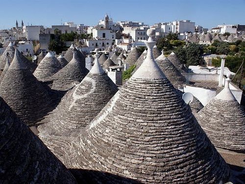 とんがり屋根には歴史的な理由があった…イタリアの世界遺産