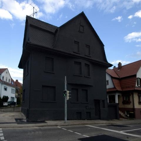ドイツの 真っ黒な家 が想像を超えるほどブラックだった らばq