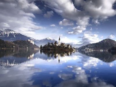 いつかは行きたい絶景 アルプスの瞳 と称えられるブレッド湖に浮かぶ教会 スロベニア らばq