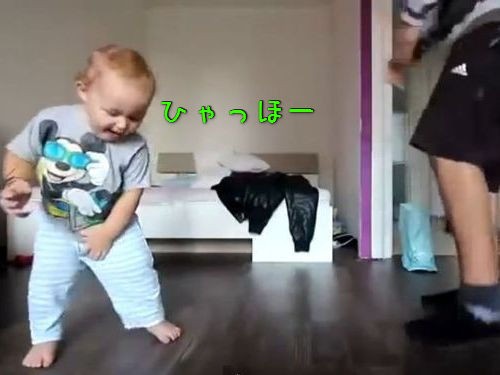 かわいすぎる パパのダンスを必死にマネする赤ちゃん 動画 らばq